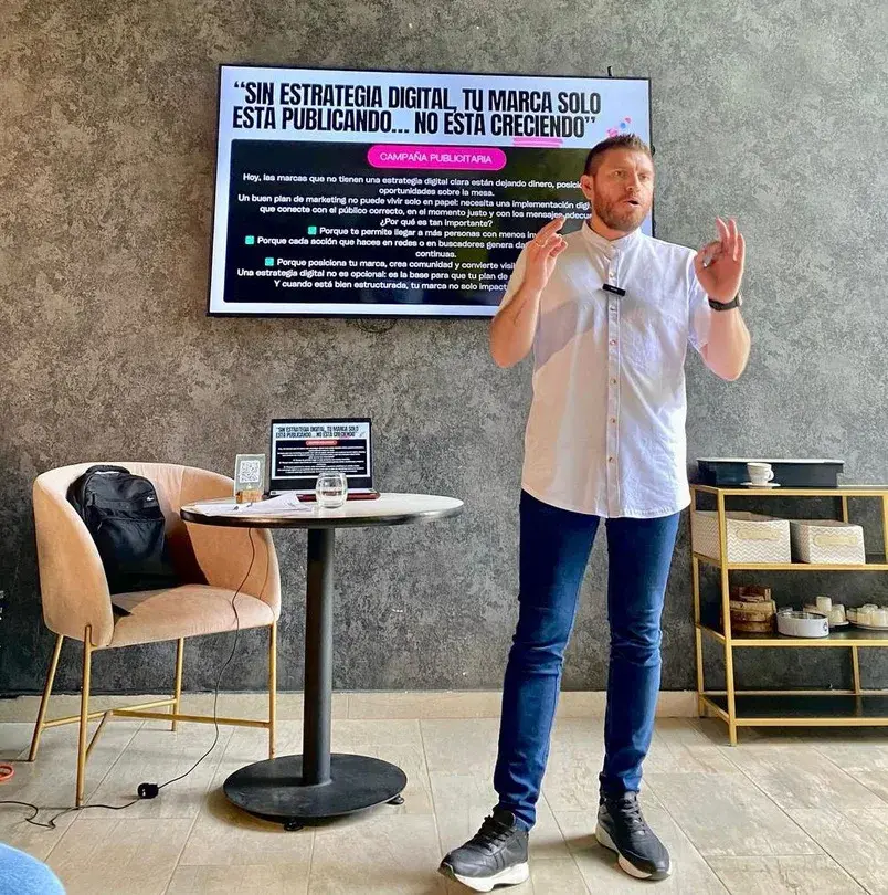 Julián González dando una charla con la diapositiva «Sin estrategia digital, tu marca solo está publicando… no está creciendo»
