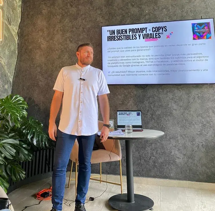 Julián González presentando el taller «Un buen prompt = copys irresistibles y virales» con el logo de Nexo Impulsa en pantalla
